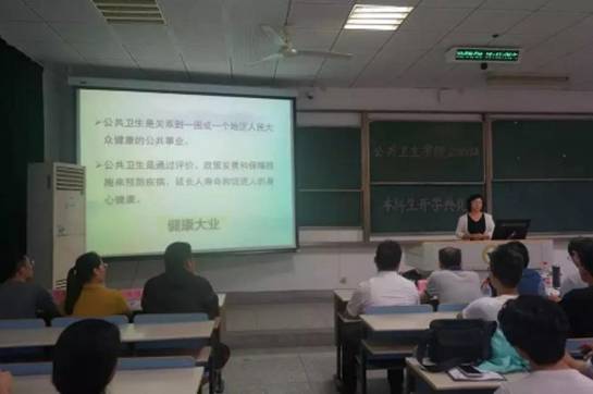 图片包含 天花板, 室内, 人员, 人物
描述已自动生成